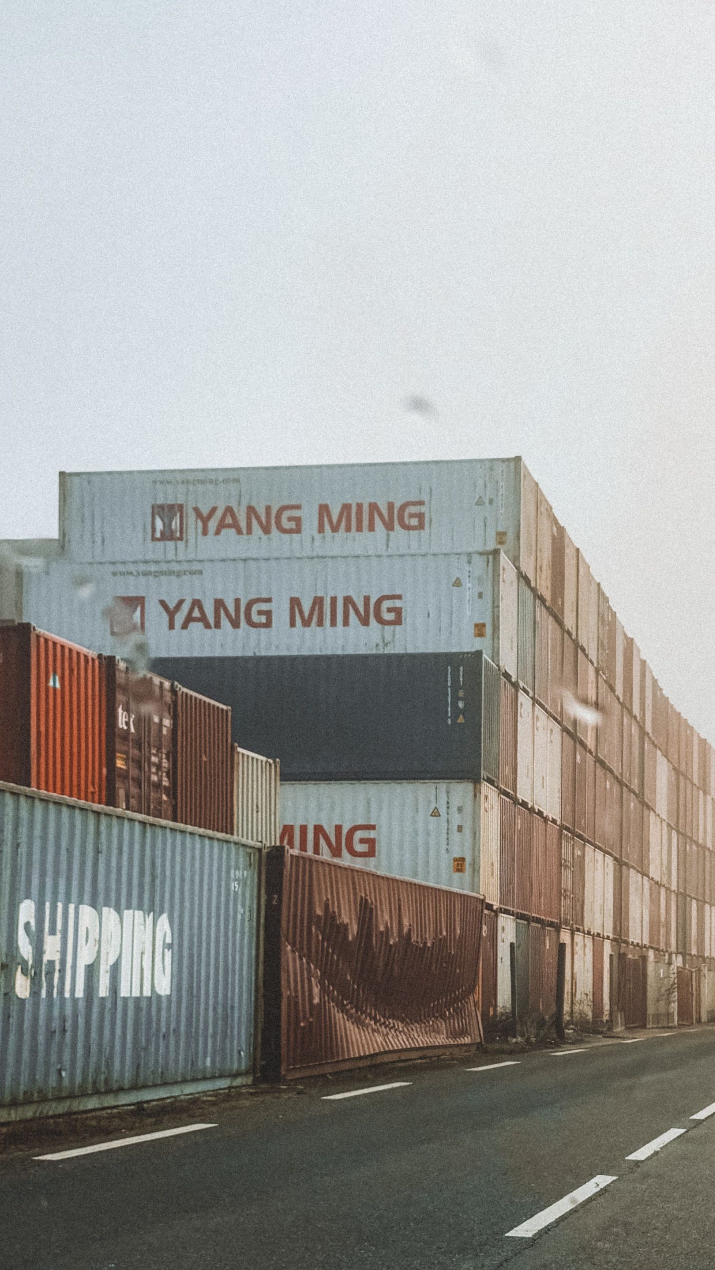 Conteneurs maritimes empilés dans un port chinois