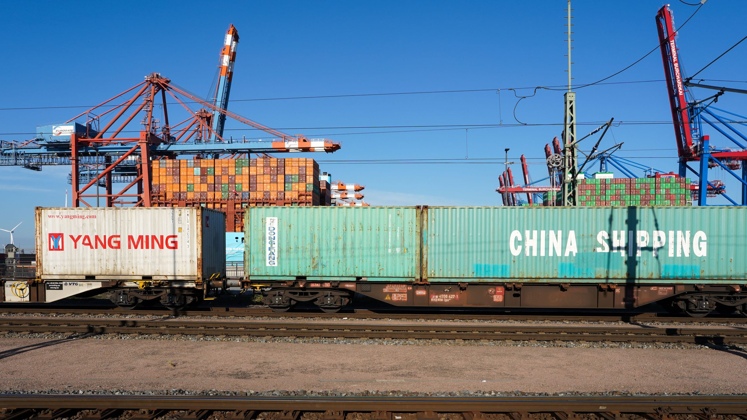 Conteneurs chargés sur un train de fret en Chine